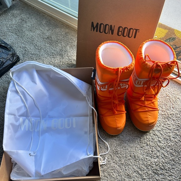 Brand New MOON BOOTS ICON ORANGE NYLON – Unworn + Bonus Bag! 🚀